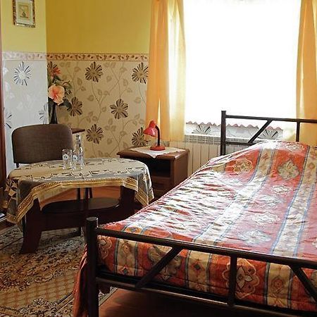 Hotel Mily Кросно Екстериор снимка
