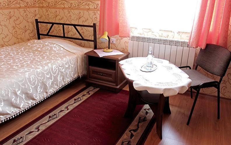 Hotel Mily Кросно Екстериор снимка