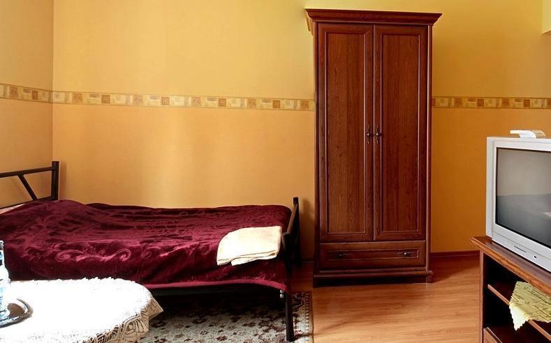 Hotel Mily Кросно Екстериор снимка